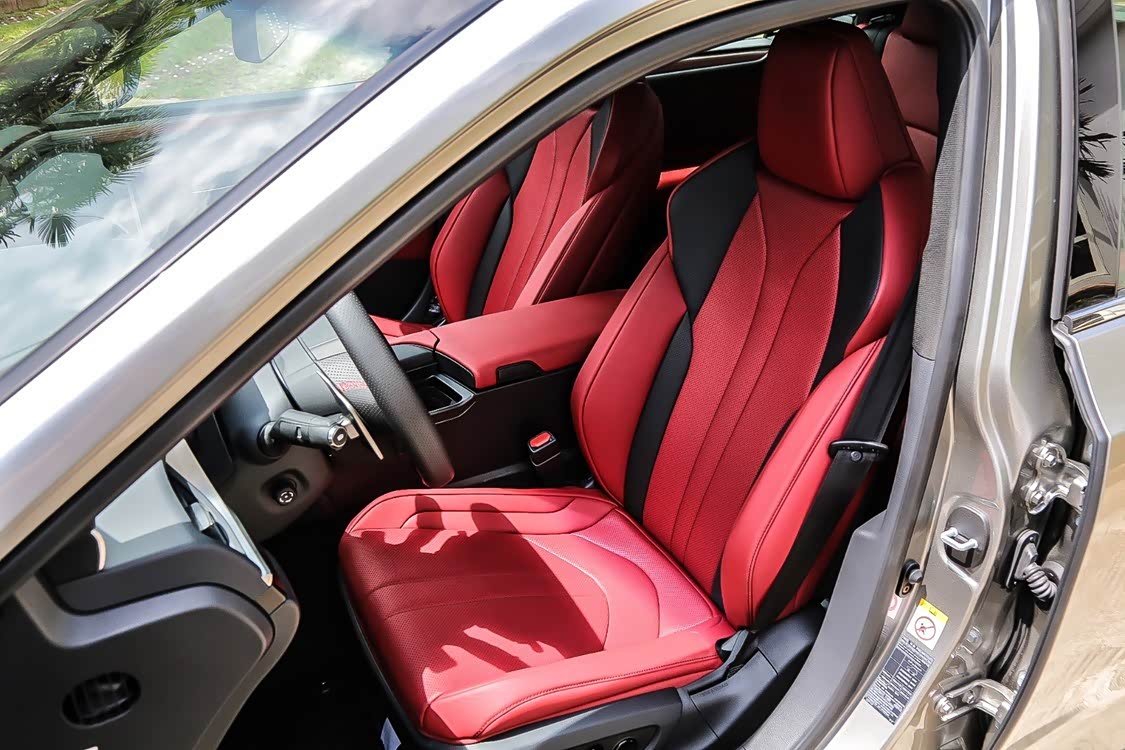 ES 260 F SPORT 的座椅，样式与赛车的桶形座椅有点类似