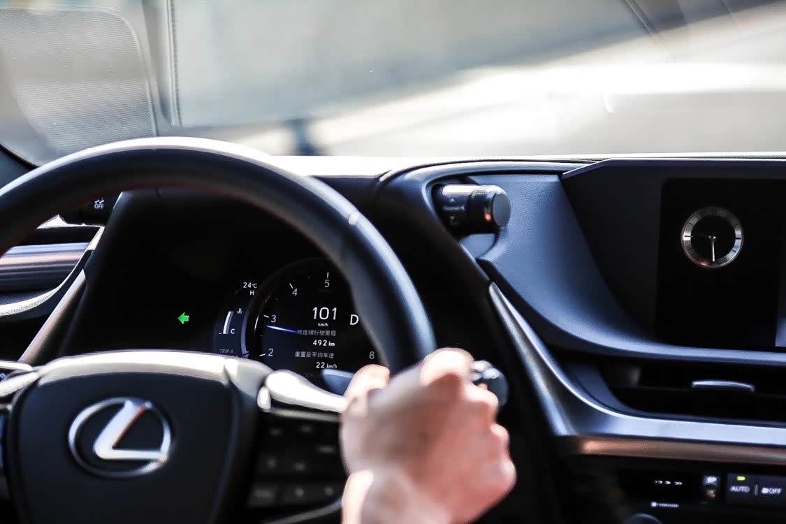 只要油门踩深一点，转速很容易拉上 3000rpm，并且没有突兀的感觉，平顺性很强