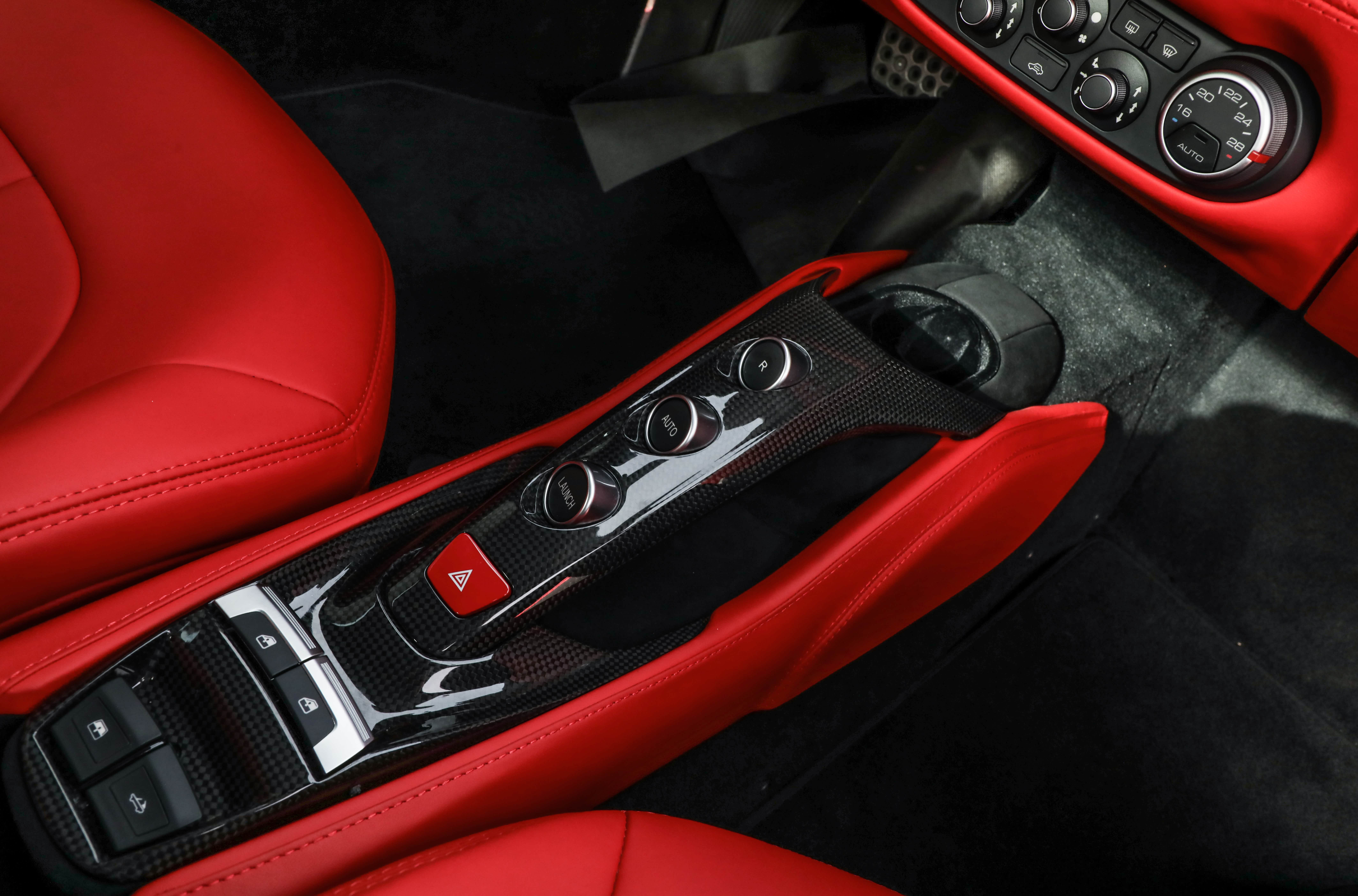 碳纤维中控，感觉每一个按键都 有了灵魂一样