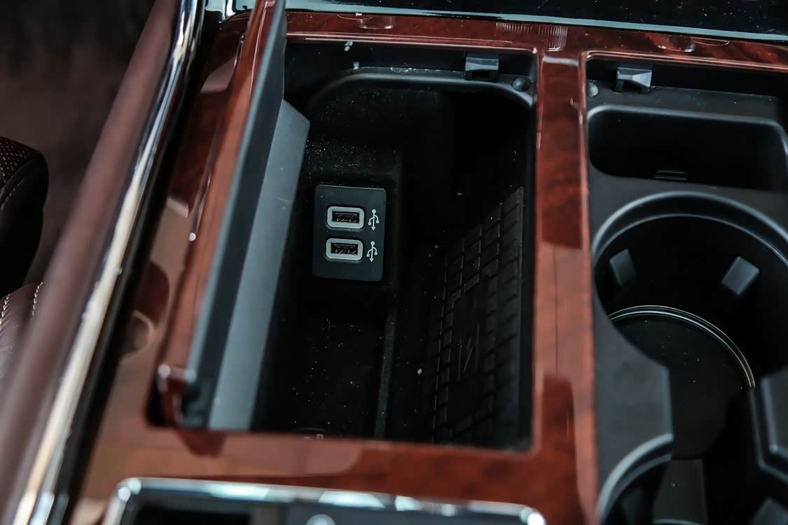 2 个 USB 接口和一旁的无线充电板