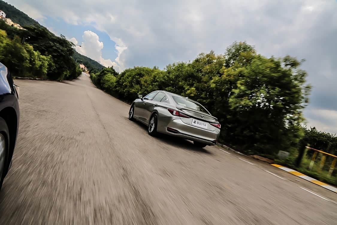 这条路上的几个减速带让 ES 260 F SPORT 偏硬的调校完全展露
