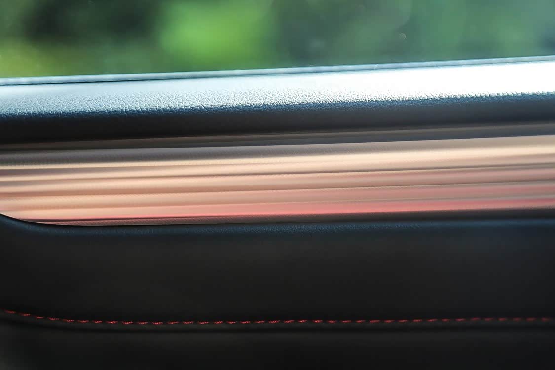 不是拉丝，不是菱形格，雷克萨斯选择了锻打纹理