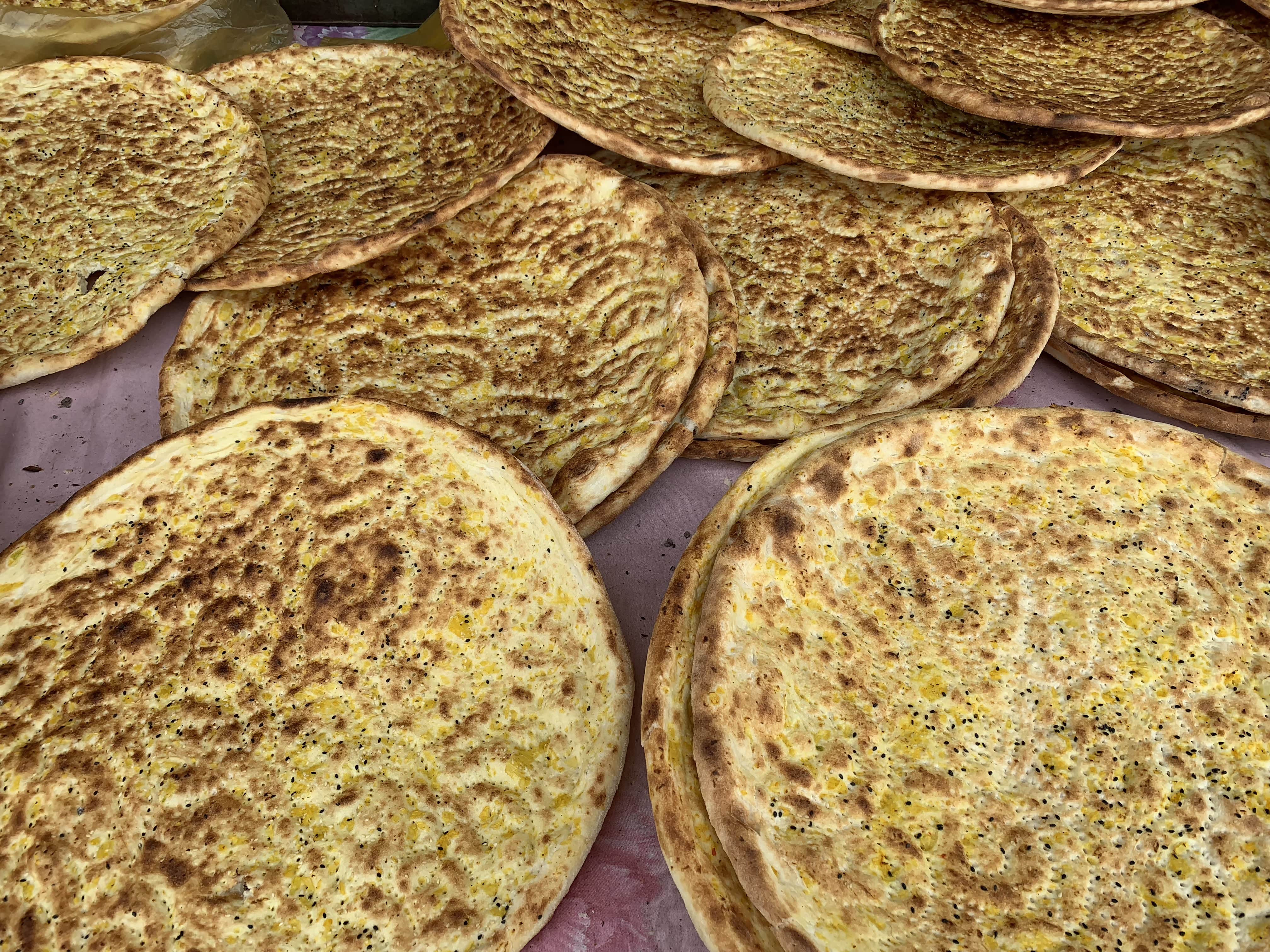 超级大的馕，有一种一张能吃好几天的感觉