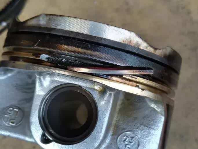 网上使用B48发动机的宝马MINI车型已经出现活塞碎裂的案例
