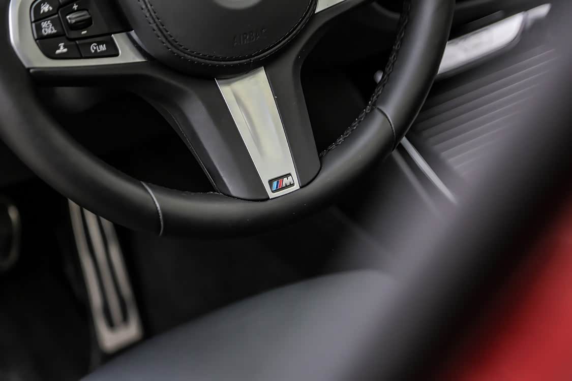 包裹 Nappa 真皮的 M 运动方向盘