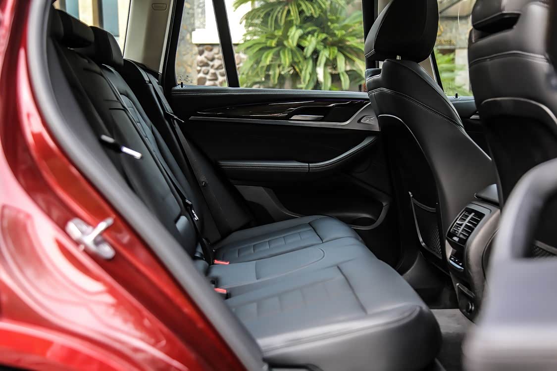 后排乘客的腿部空间比上一代 X3 有明显的提升