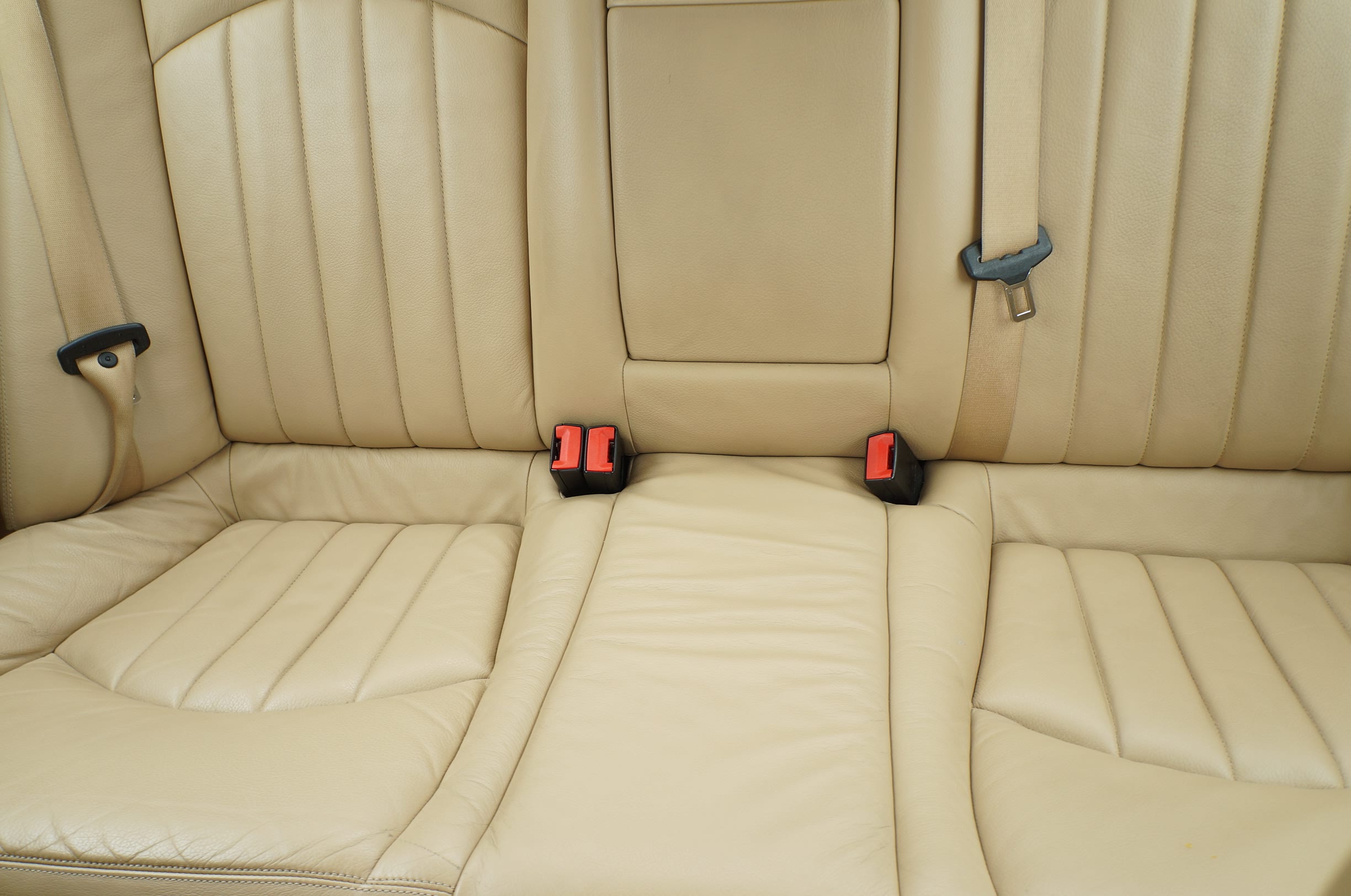 看得出后排的坐垫设计有凹下去的形状，坐上去很舒服