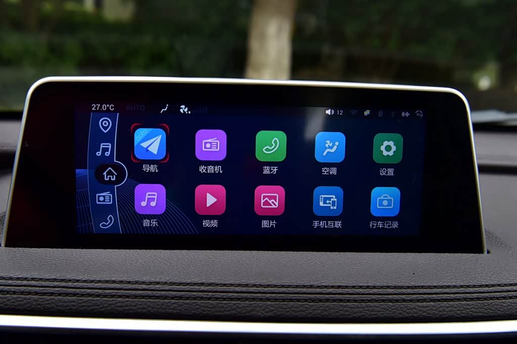 这个悬浮式中控大屏倒非常紧跟潮流，各种功能一点也不落后于时代