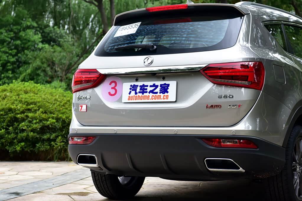 车尾造型也以稳重扎实为主，蚌壳式尾门及整体轮廓都很像某豪华品牌，最可惜的就是这两个假排气口