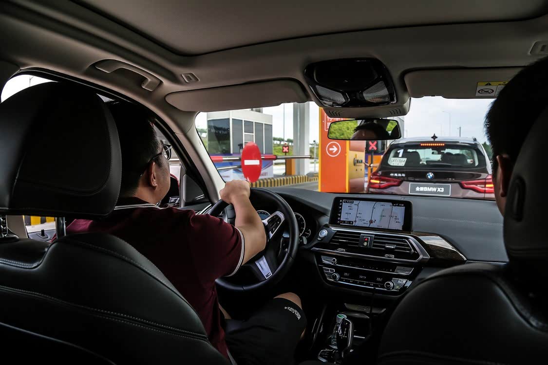 高速公路收费口频繁的启停让人深刻感觉到这台 X3 的自动启停经过精心调校