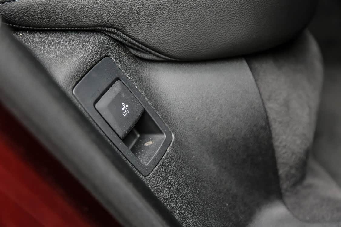 后排座椅靠背角度调节拉手