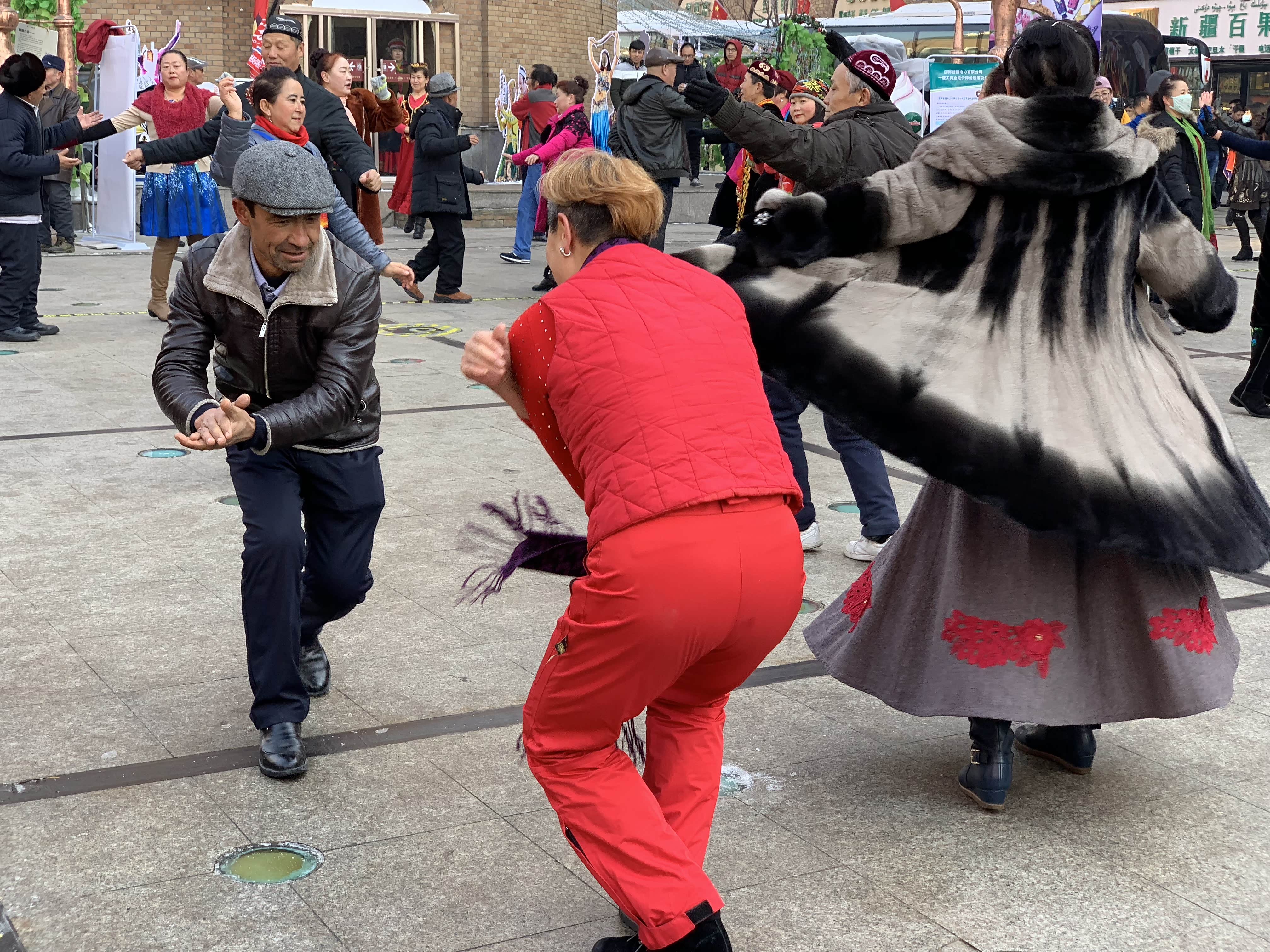 回到最棒的大哥身上，这位大姐是从观众席把大哥撩上来的，谁知这观众席人才济济，大哥跳的是真不错！