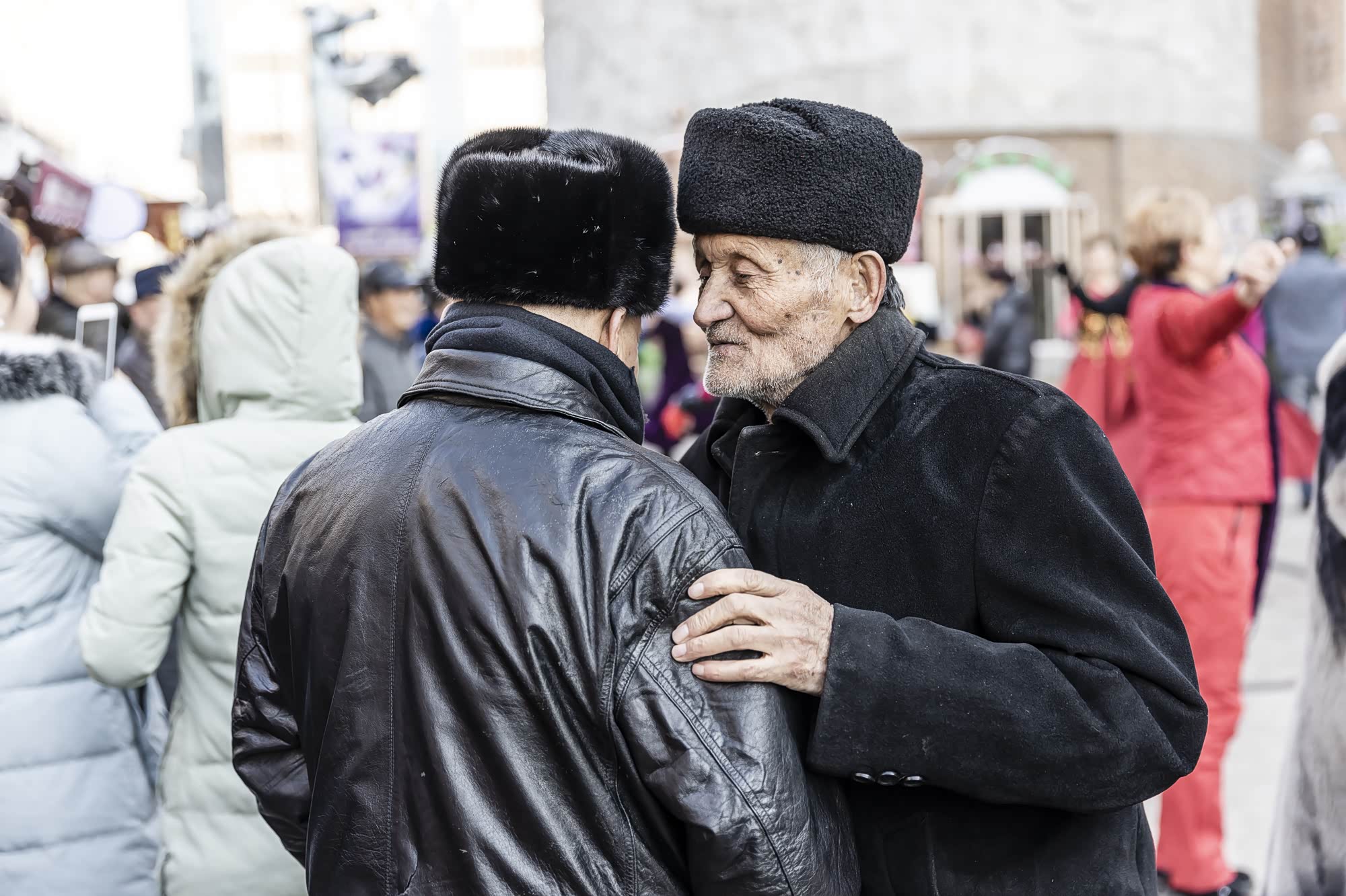 爷爷们交头接耳“刚才那个美人儿身材真好，你觉得呢？”