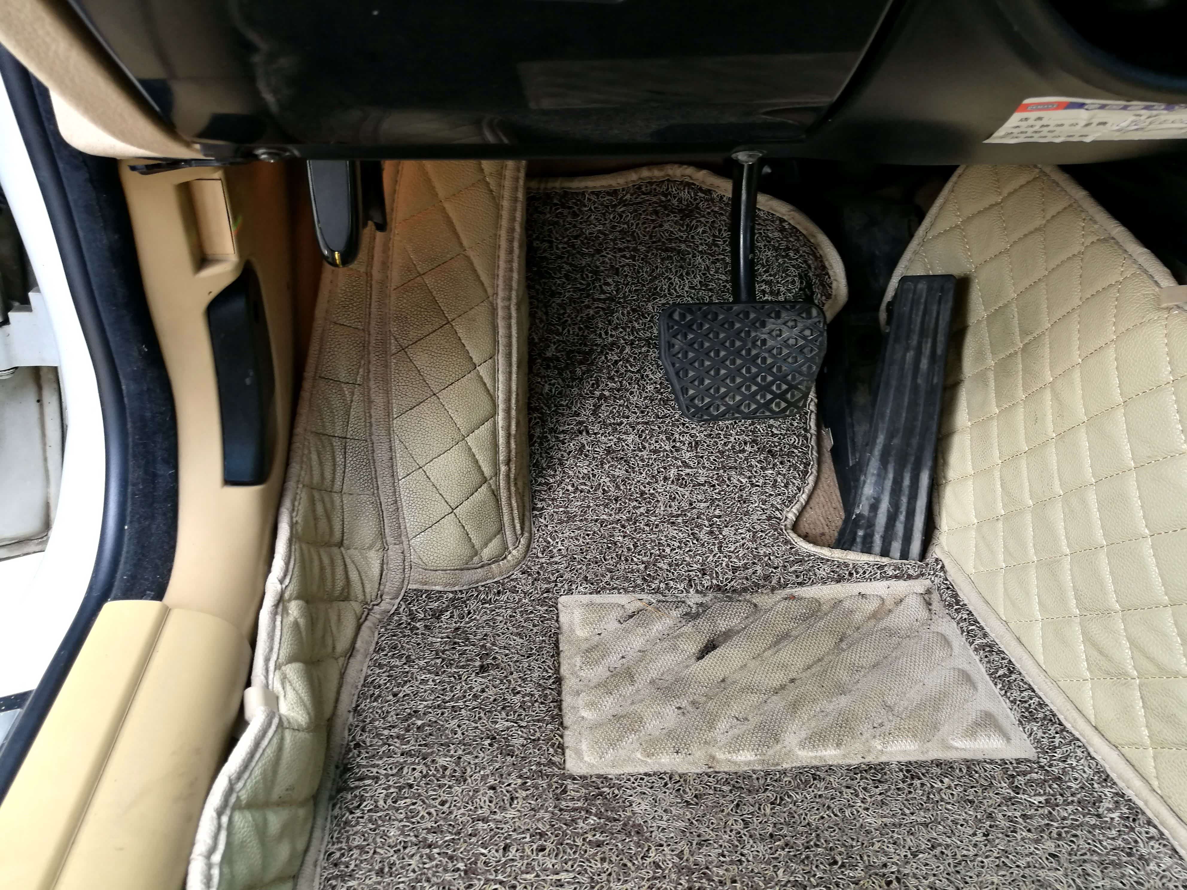 经典的地板式油门布置，地板油的诱惑。