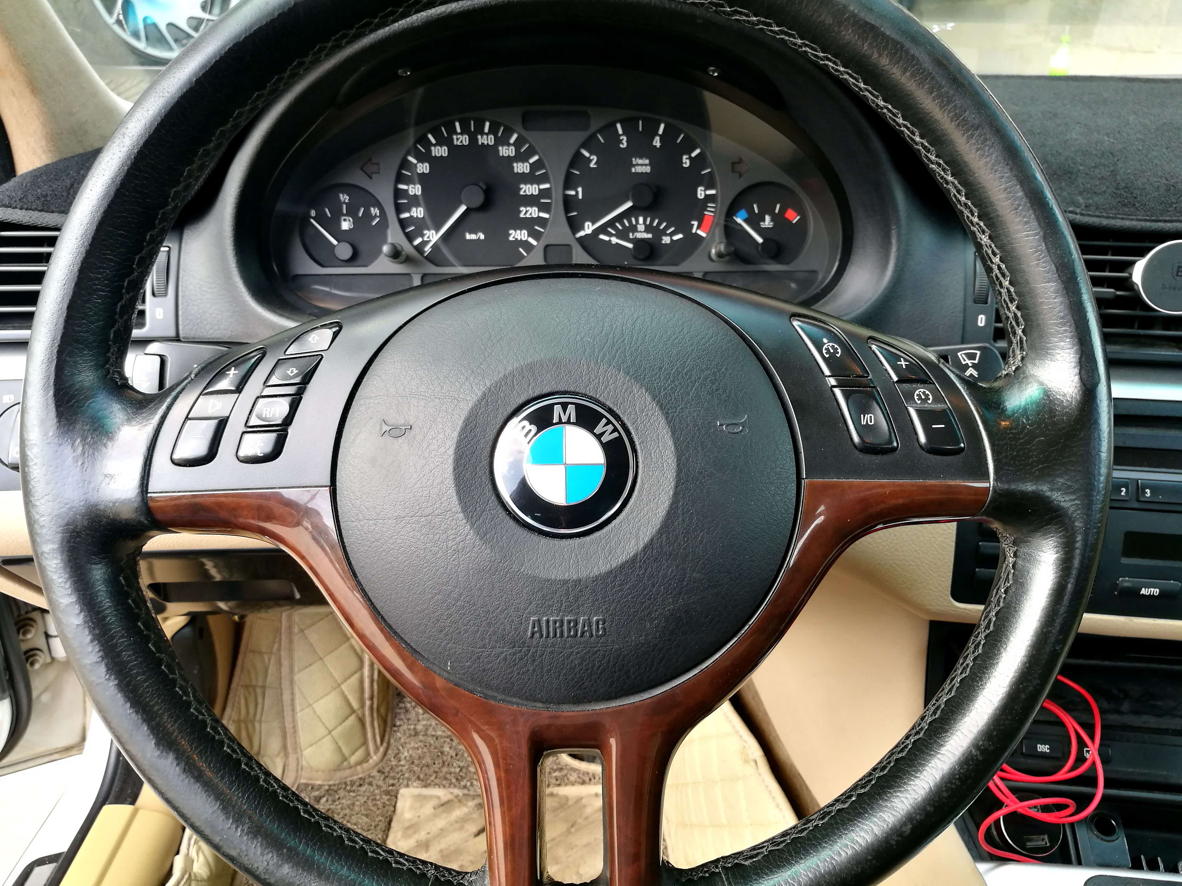 经典的三幅方向盘配合充满机械感的仪表，怎能不唤醒一个人对于驾驶的激情？