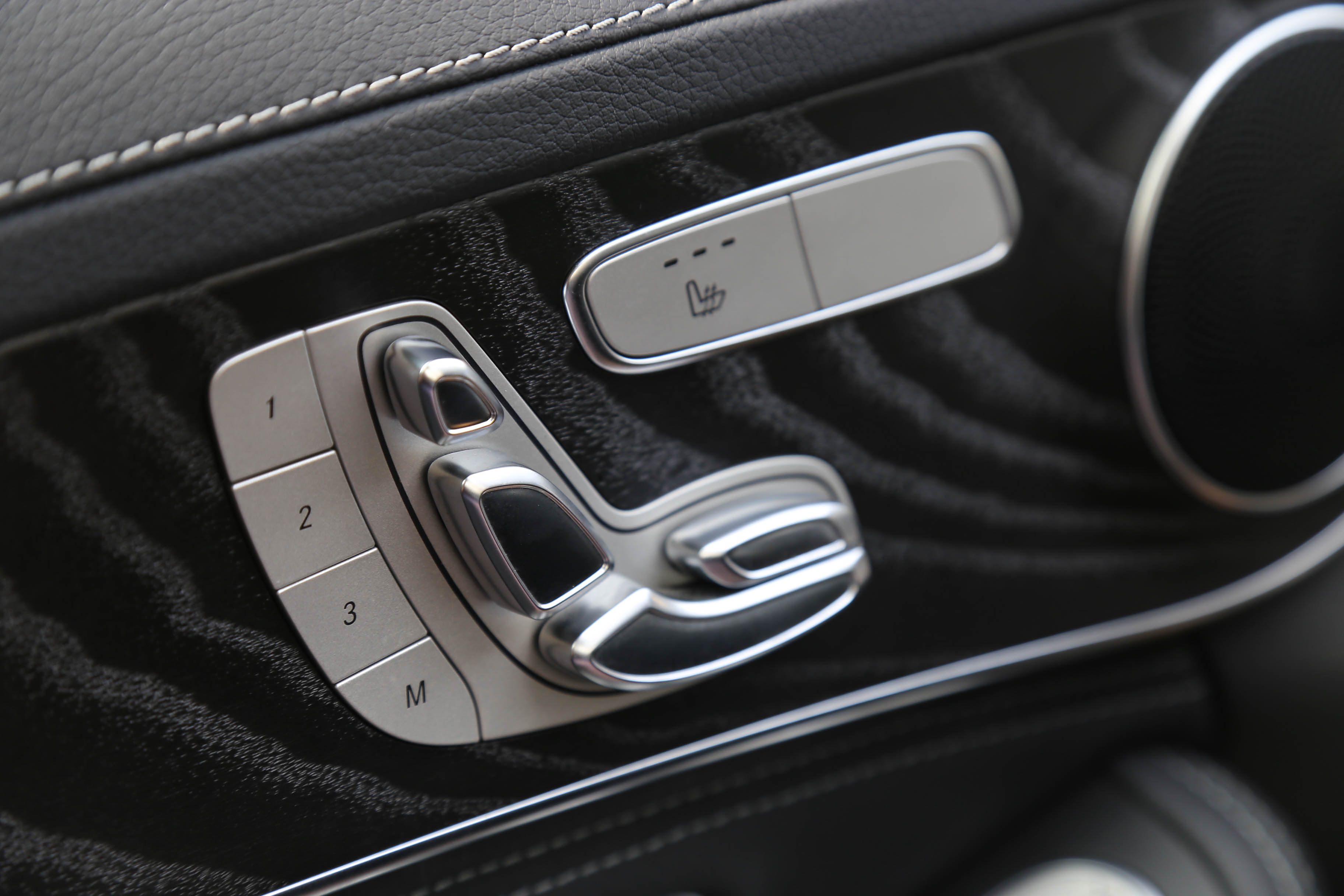 座椅带记忆功能，驾驶员经常换的使用很方便，而C200L却没有。