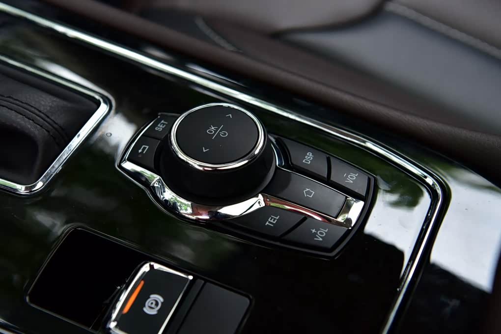 档把后的这个功能调整键非常宝马，对于驾驶时的操作也非常方便