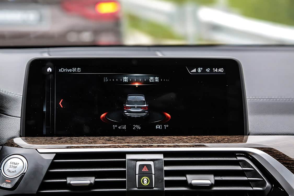 xDrive 状态界面可显示车辆俯仰、倾斜角和车头指向