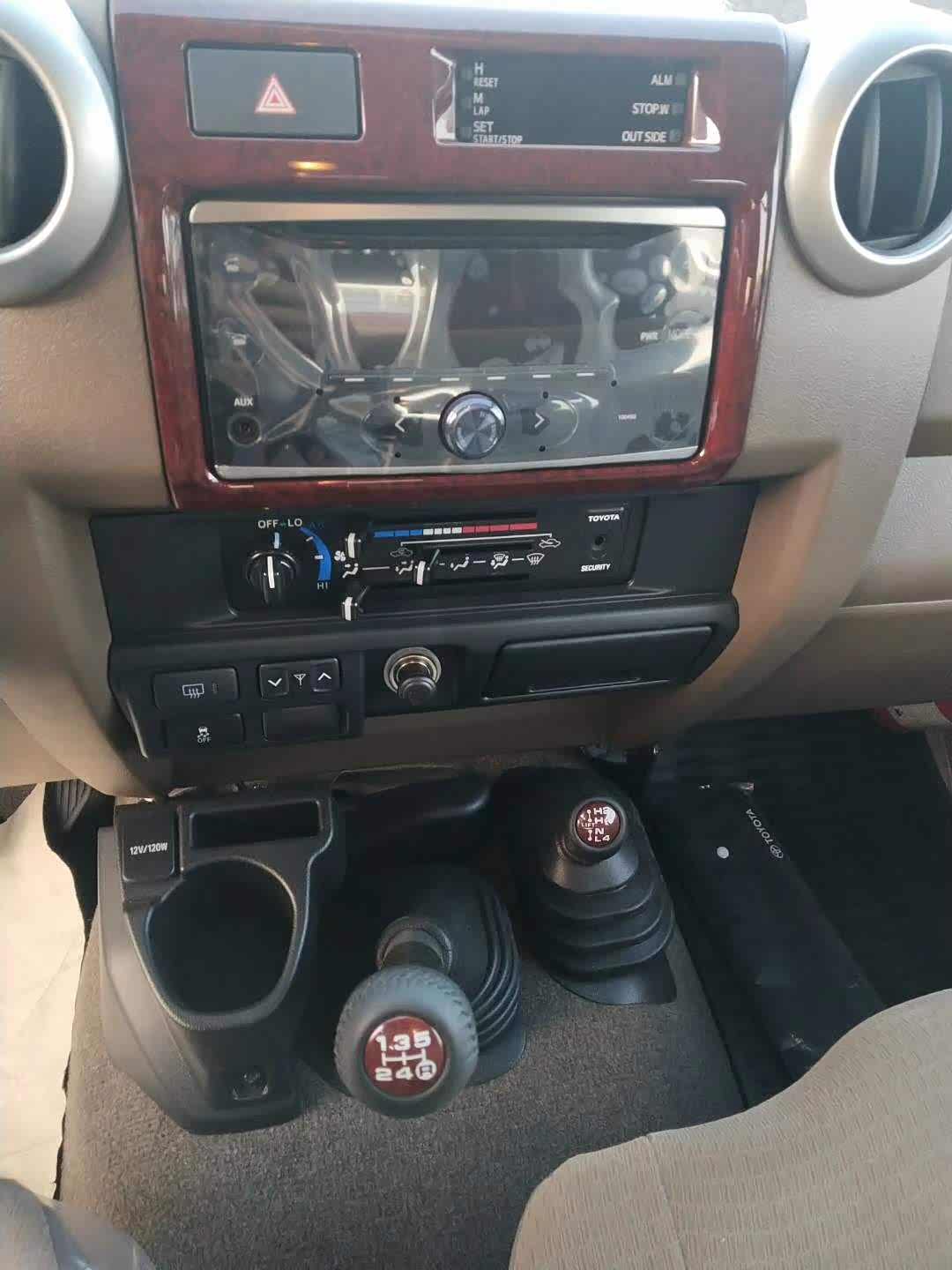 现款的LC76装备了4.0L汽油和4.5L柴油发动机，真正的大排自吸，配上5档手动变速箱。