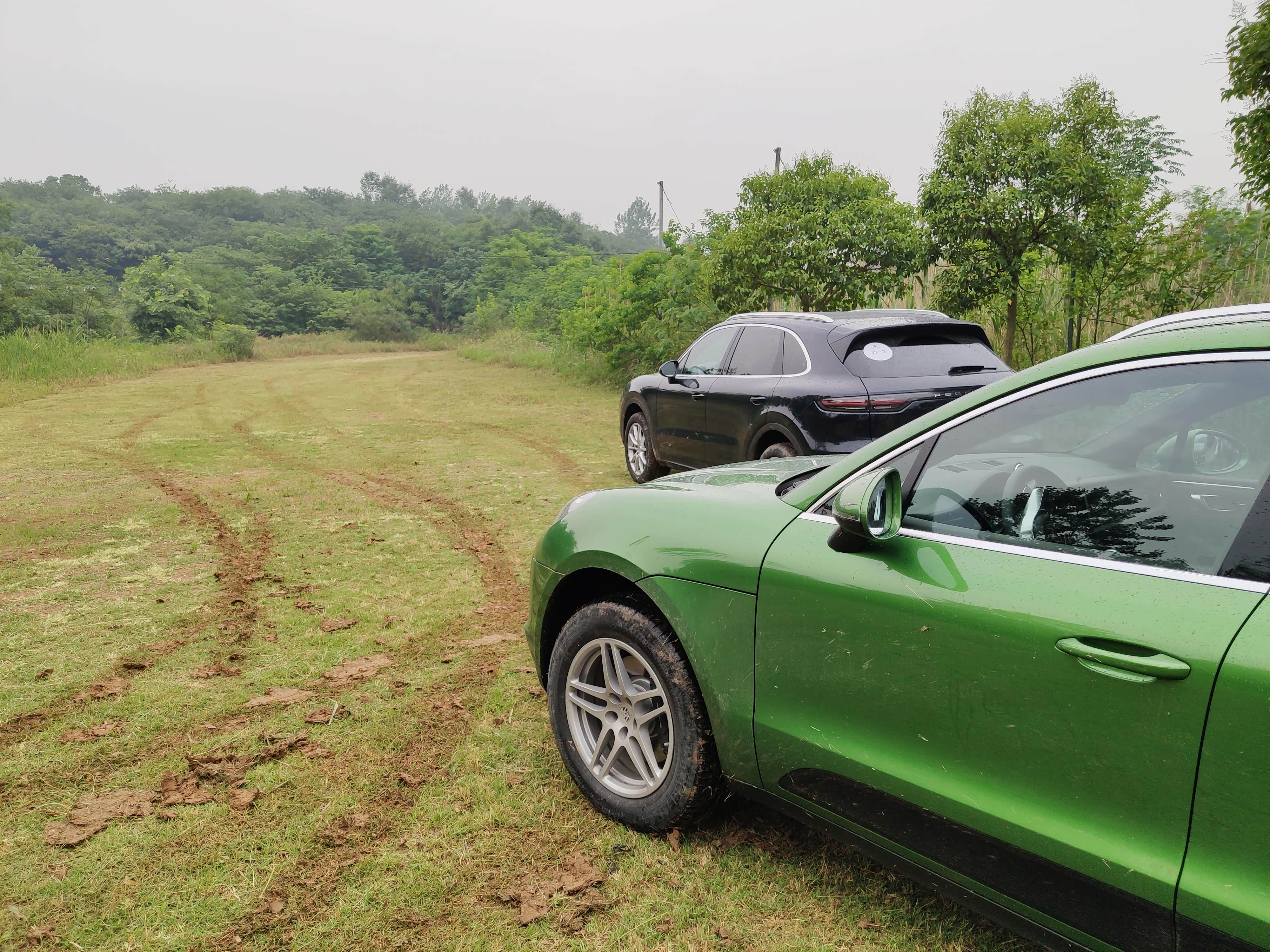 接着前往轻度越野路段，由草地+碎石+陡坡+泥泞+湿滑山下坡组成。