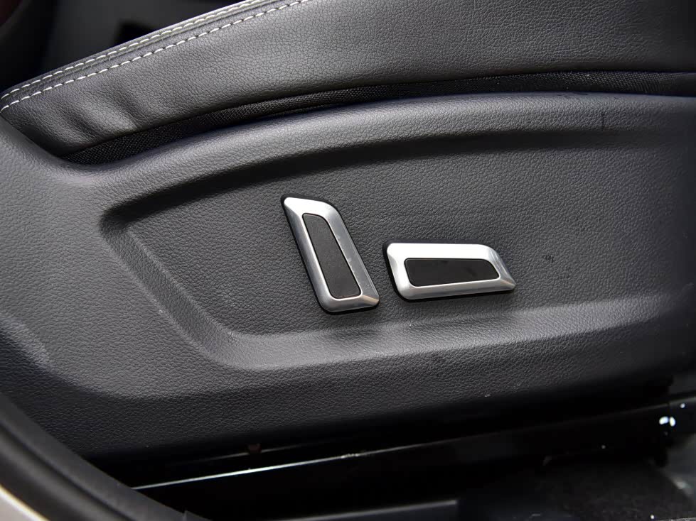 在同一价位能够给副驾座椅也配上电动调整功能的真非常难得