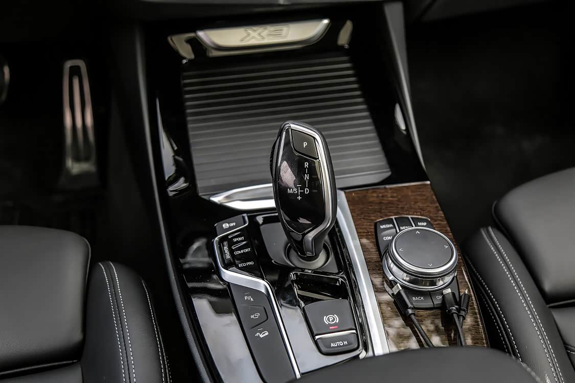 由 ZF 提供的 8 速自动变速箱，配备电子换档杆