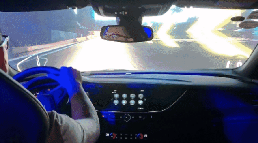 平时我们开车都是靠右侧行驶,左手扶方向盘打方向,右手换挡开车