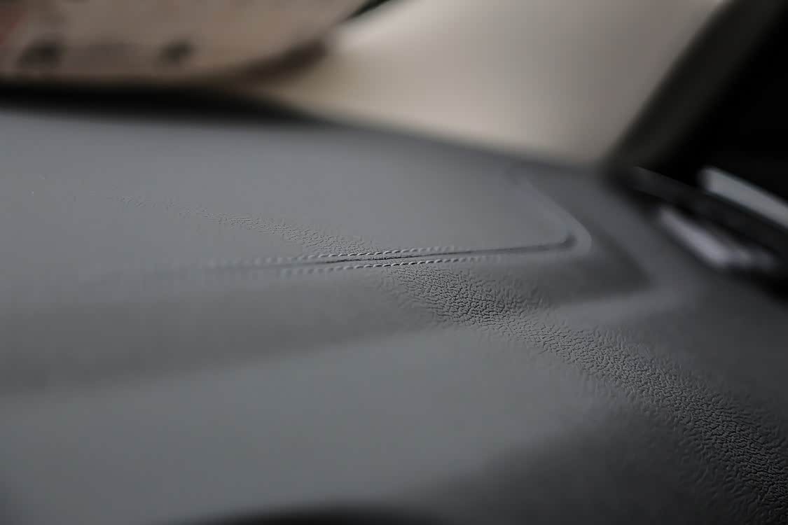 仪表台覆盖的 Sensatec 合成皮