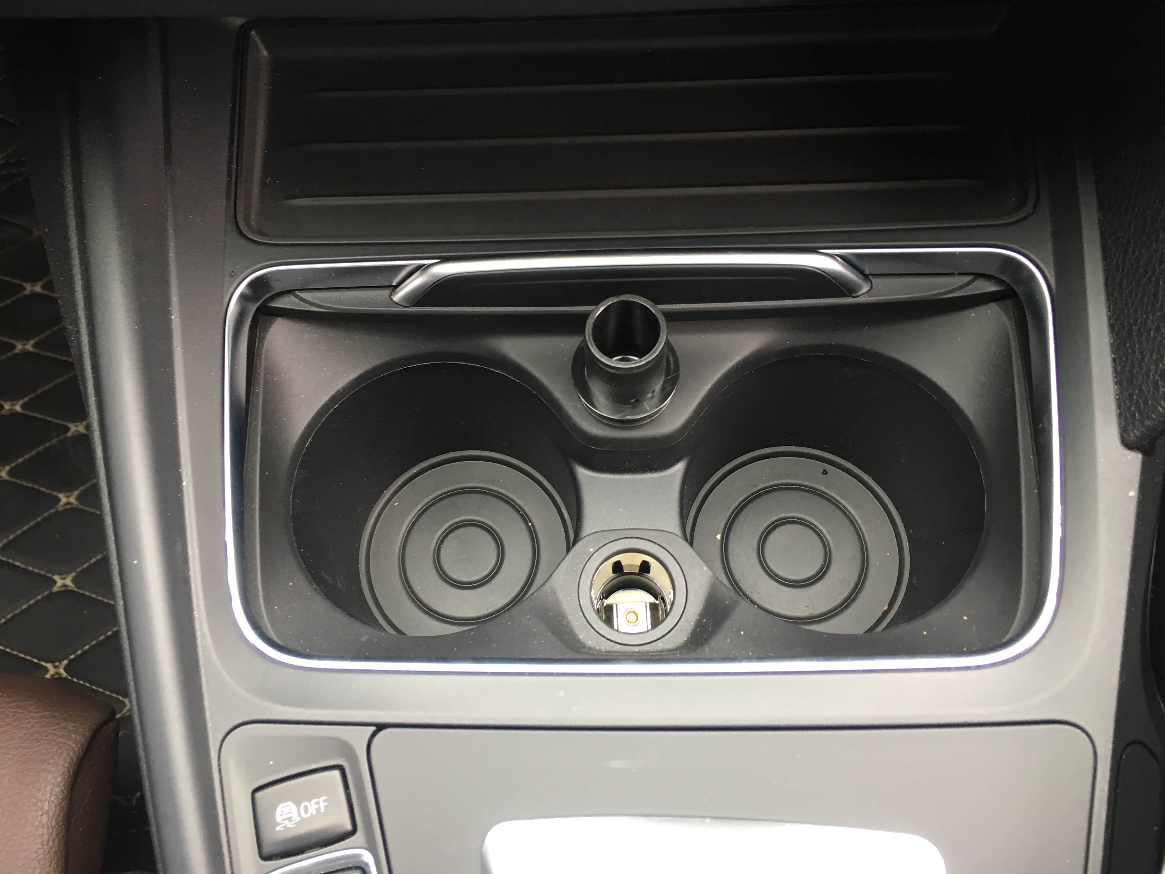 前排杯架，也有一个点烟器