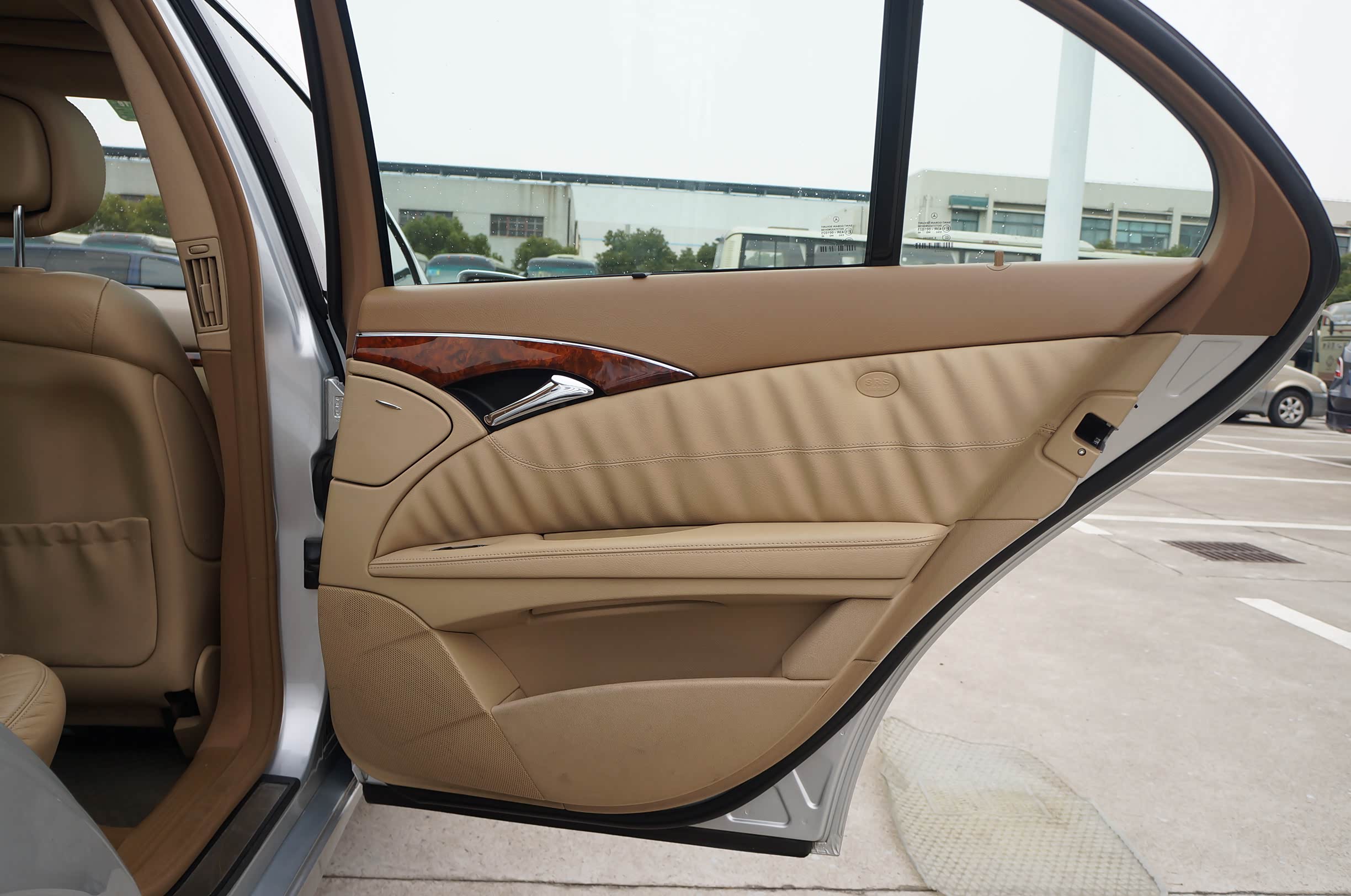 后门同样是打褶皮的门板，这个烟缸的开关很有仪式感，但是容易坏