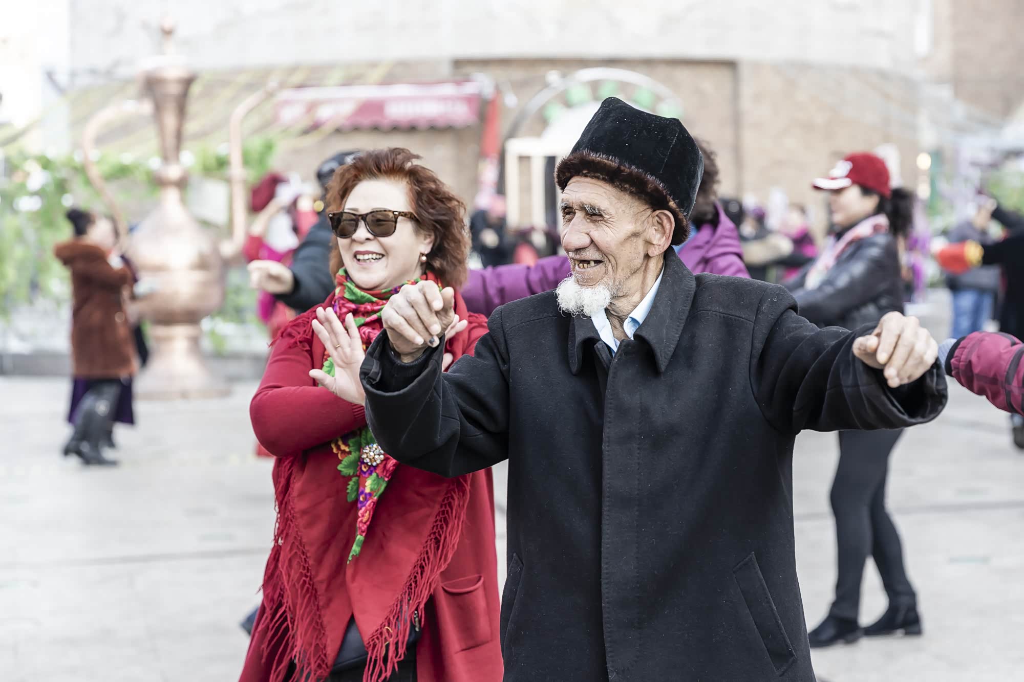 这个老头总是招惹年轻貌美的奶奶