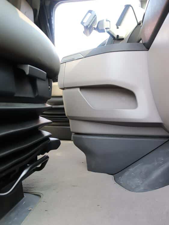 驾驶室内部完全为平地板设计