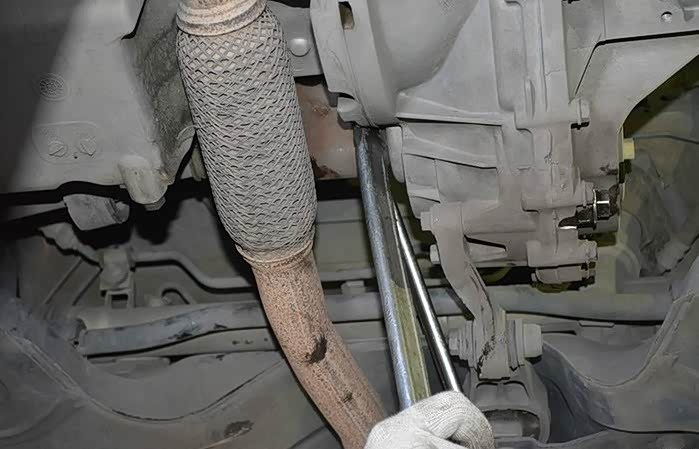 用翘板撬下半轴，半轴是插在变速箱里的。想把变速箱拆下来就必须卸下半轴