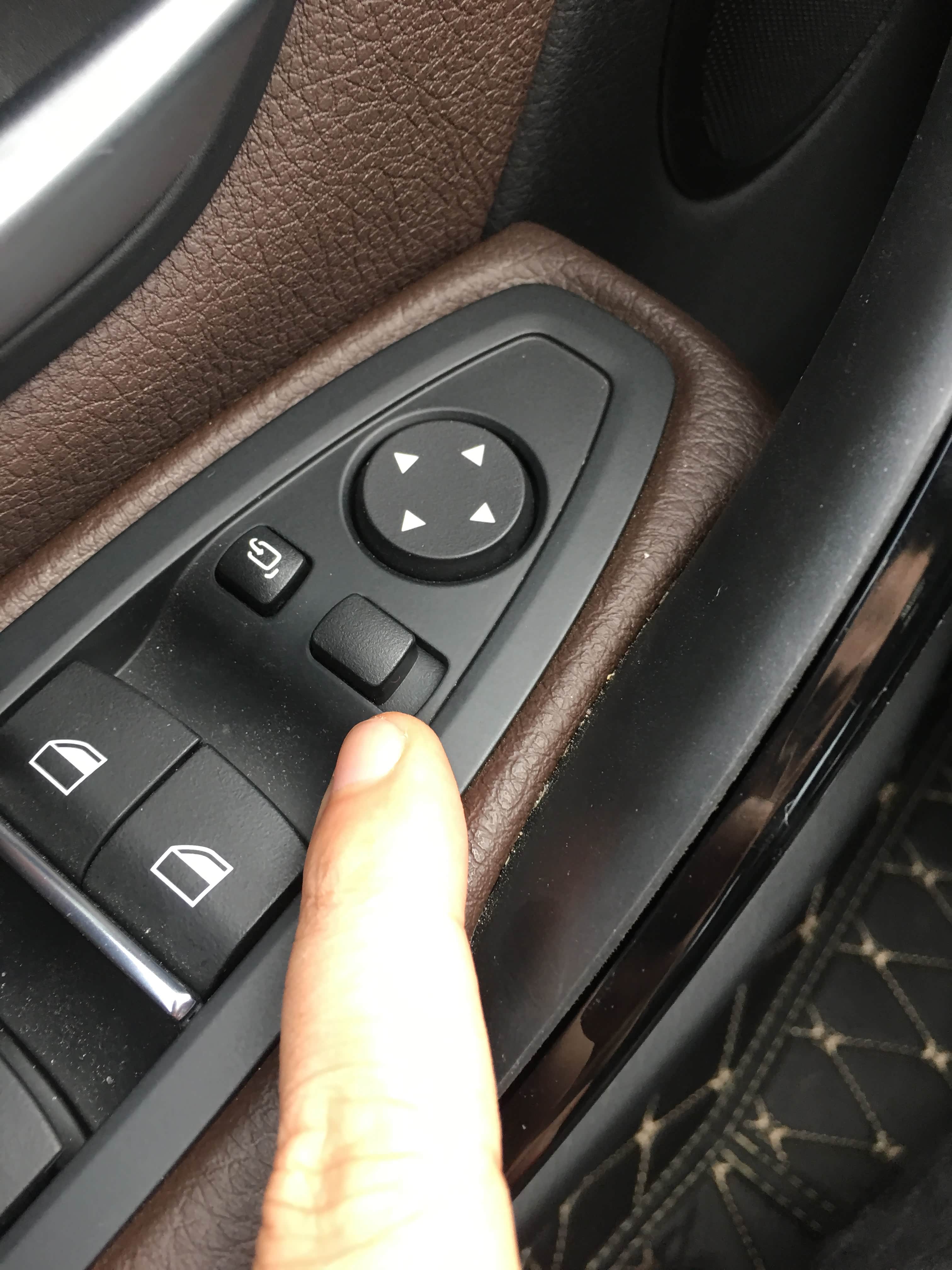 这个看到没？神奇的地方来了，放到左边，到车后视镜下翻，放到右边，倒车后视镜不下翻