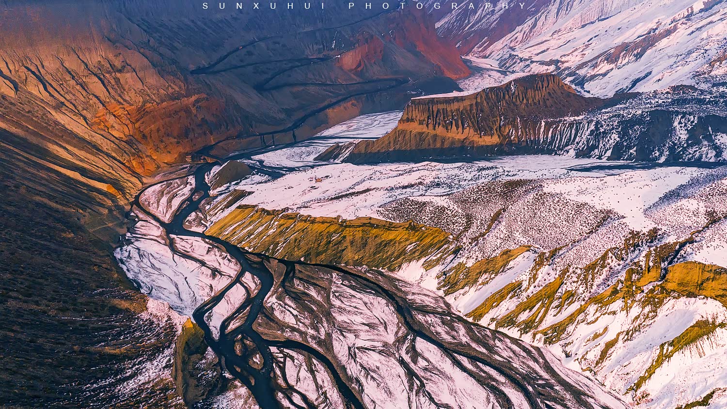 太阳拨开云雾的安吉海大峡谷非常壮观