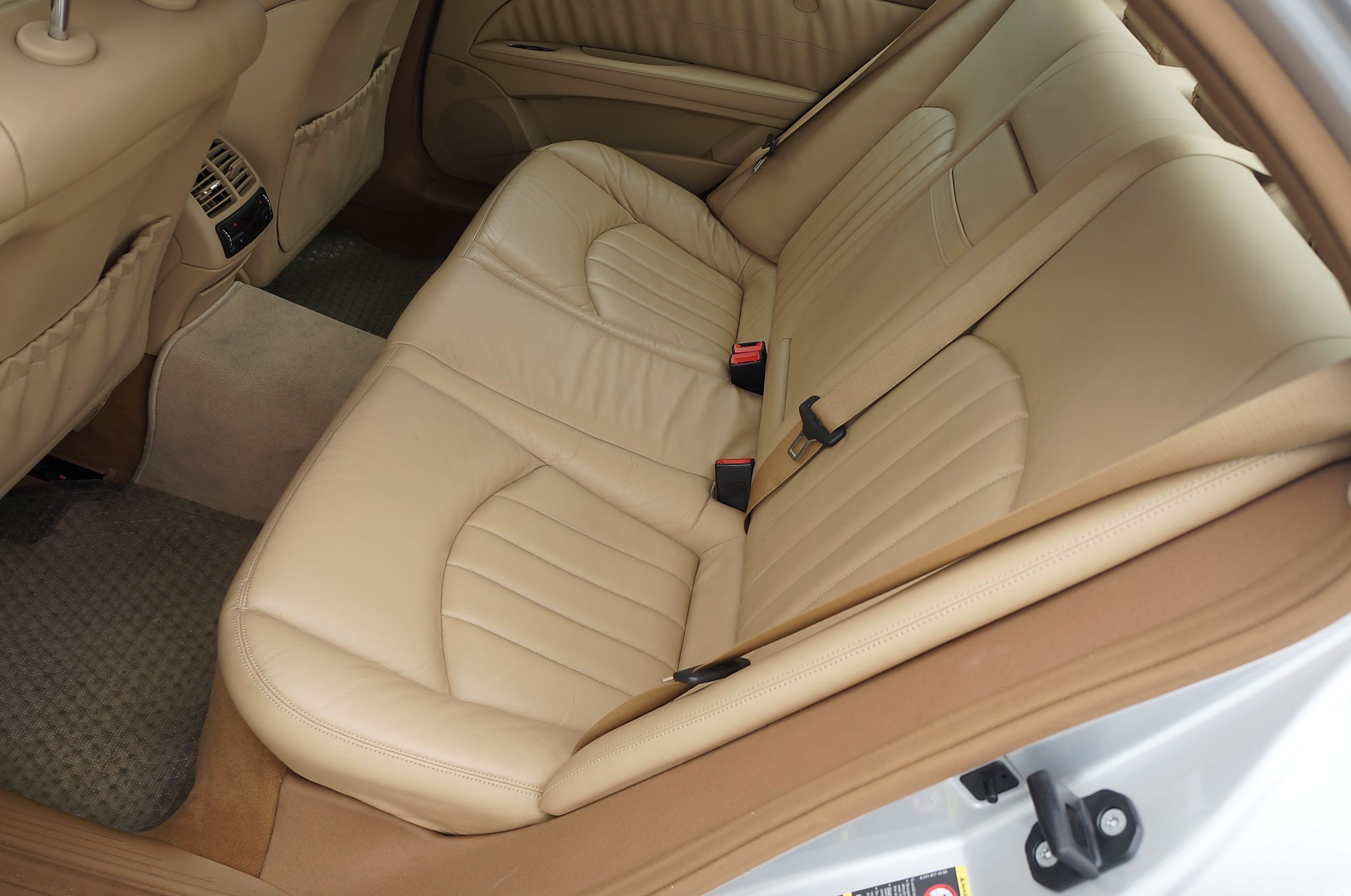 后排坐三个人太难受，传动轴占的空间太大，后排空调出风口对于这个尺寸的车还是很有必要