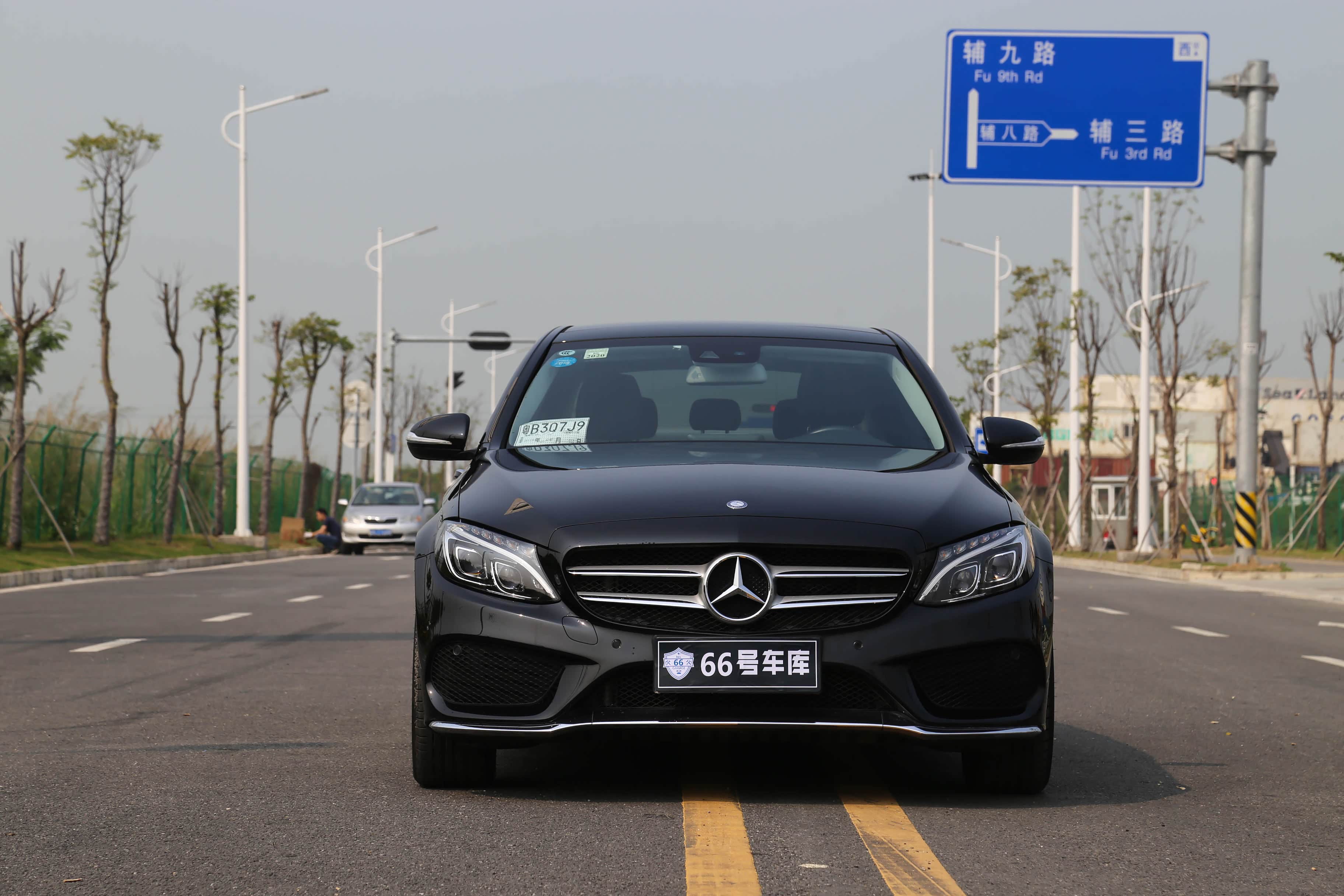 正前方看过去极其漂亮，洗干净的漆面在天空的映照下光滑，透亮。