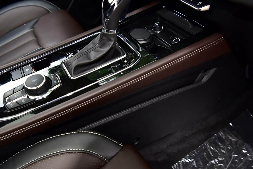 在这个价位里，中控台周边基本是硬塑料，能包上皮革的真不多见，有豪华车的感觉，难得侧面还有储物槽