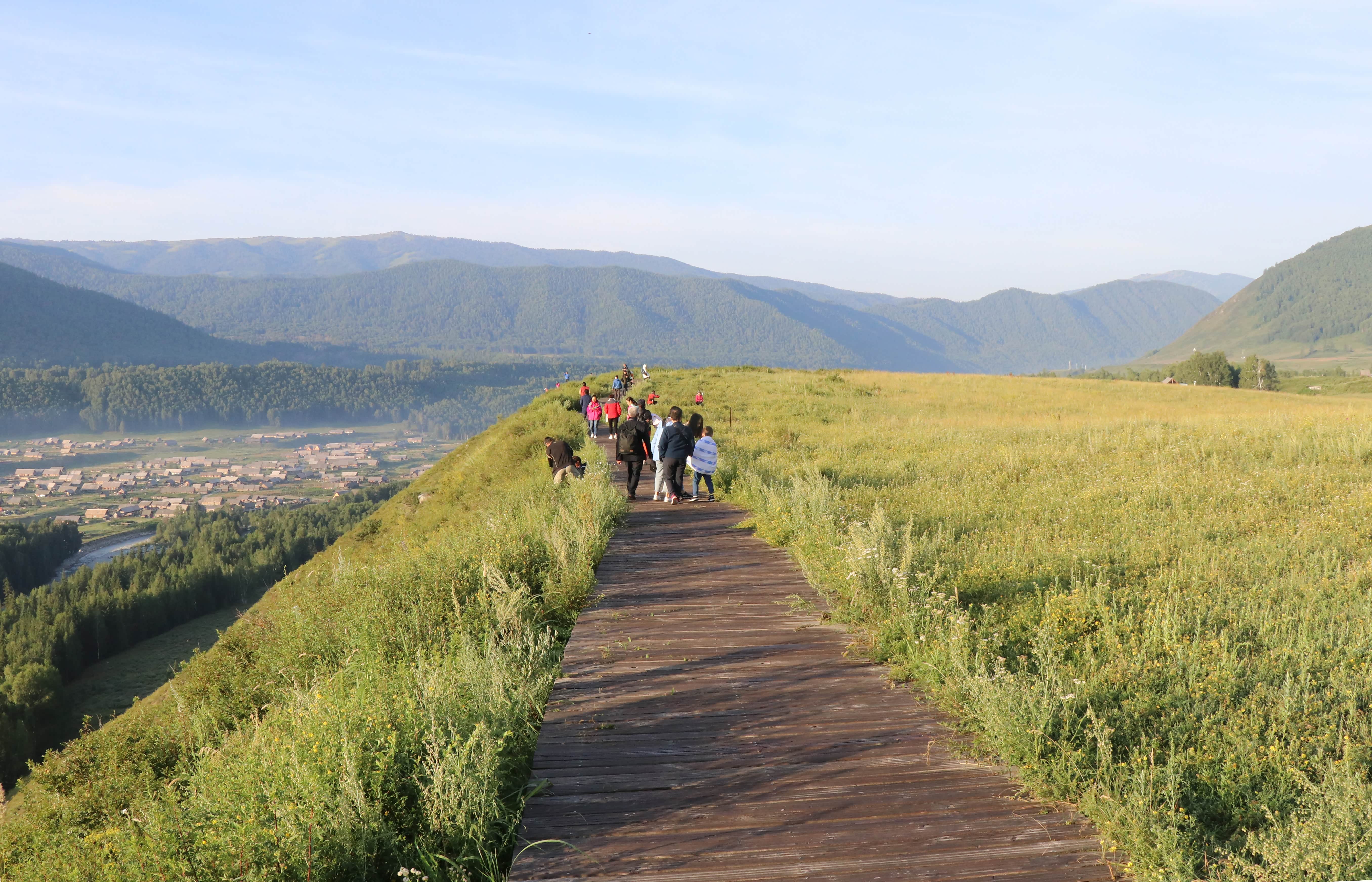 这就是观景台，左侧山下是禾木村，右侧一大片草原