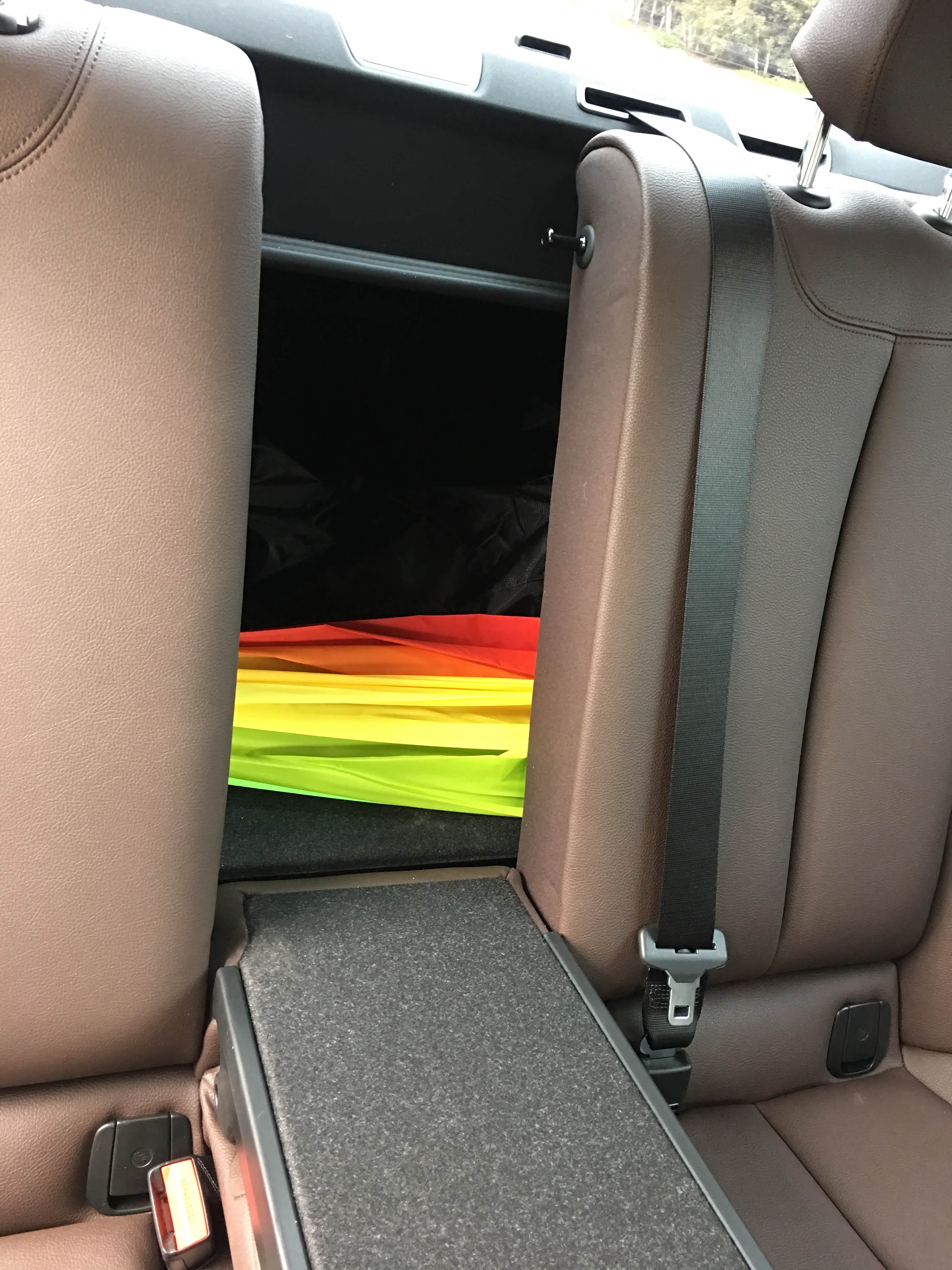 后排扶手拉下后，有个小洞，拿伞方便，打棒球也不用开后备箱了