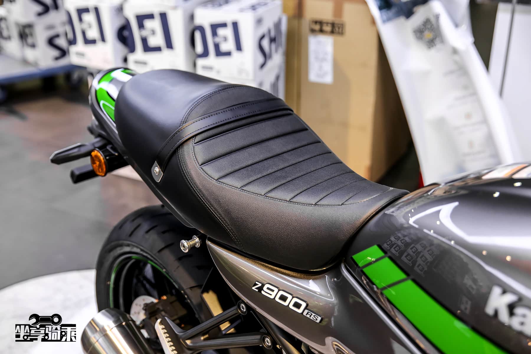 单驼峰“毛毛虫”座垫，极具复古赛车风格