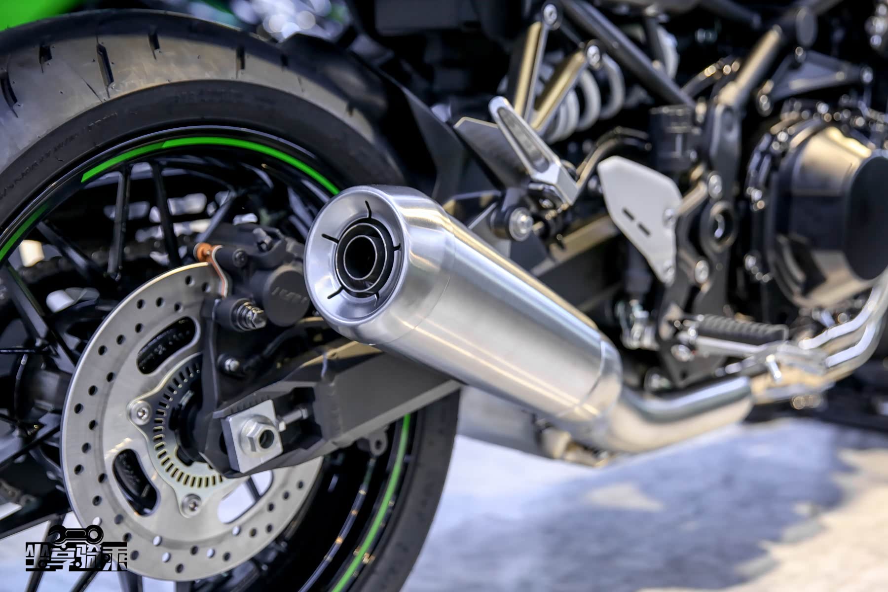 单边侧出排气尾段