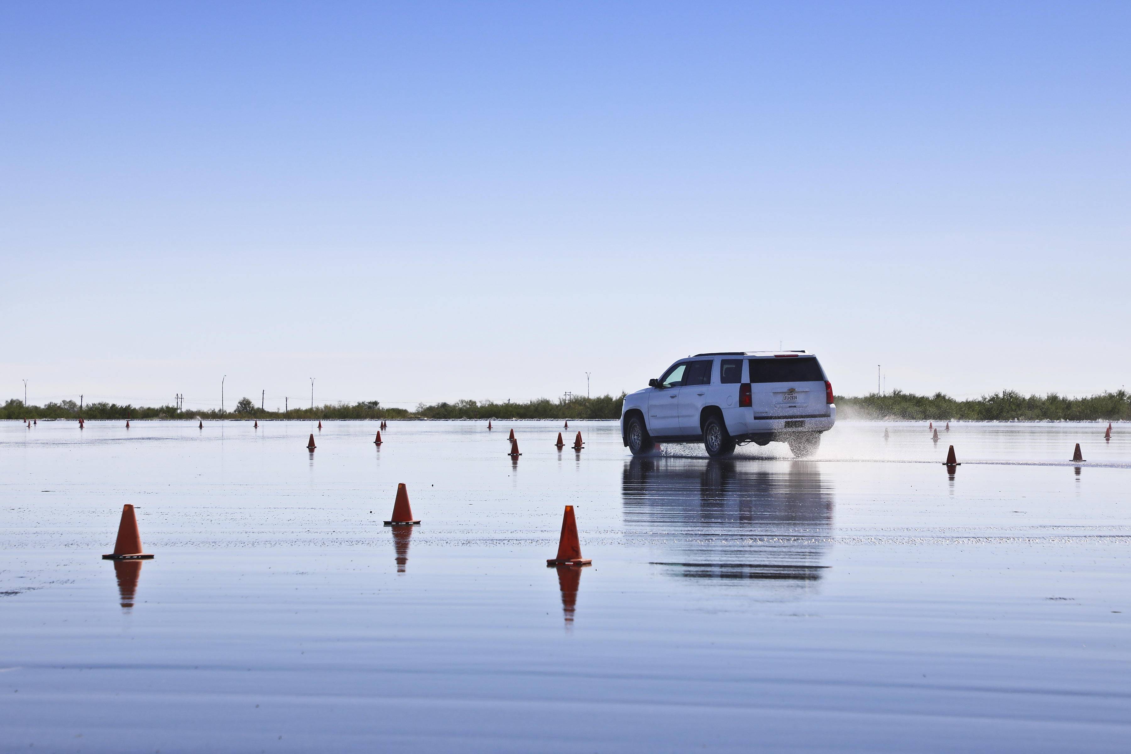 在如此湿滑的赛道上驾驶全尺寸SUV奋力奔驰，是一种特别难得的体验