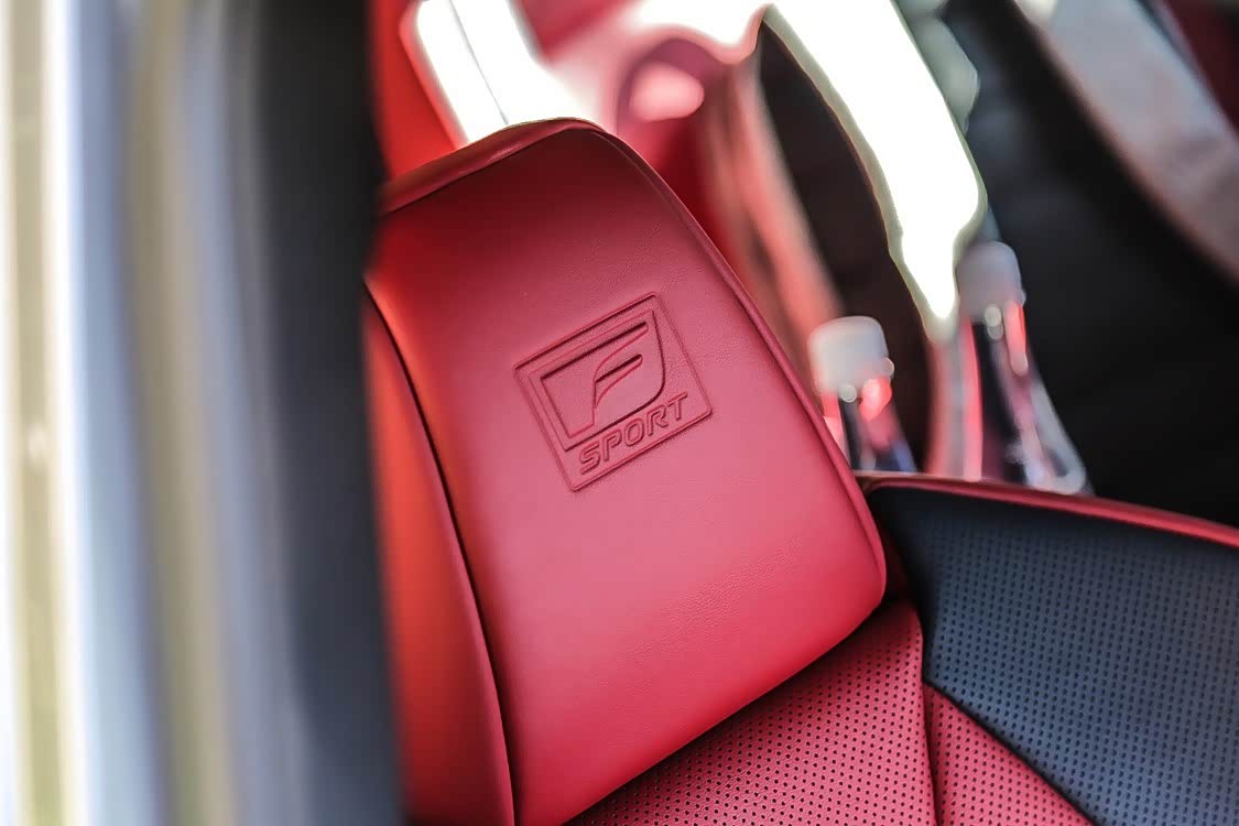 在前排头枕上也可以看到