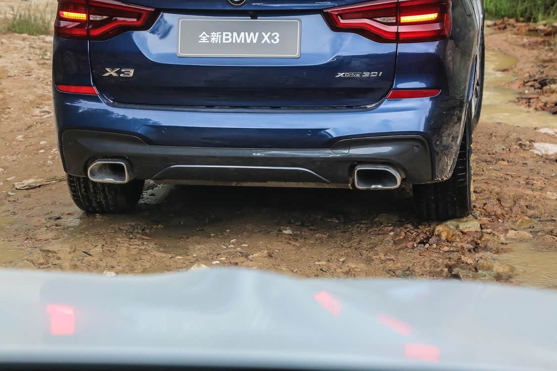 湿滑的路面并未阻碍 X3 的前进