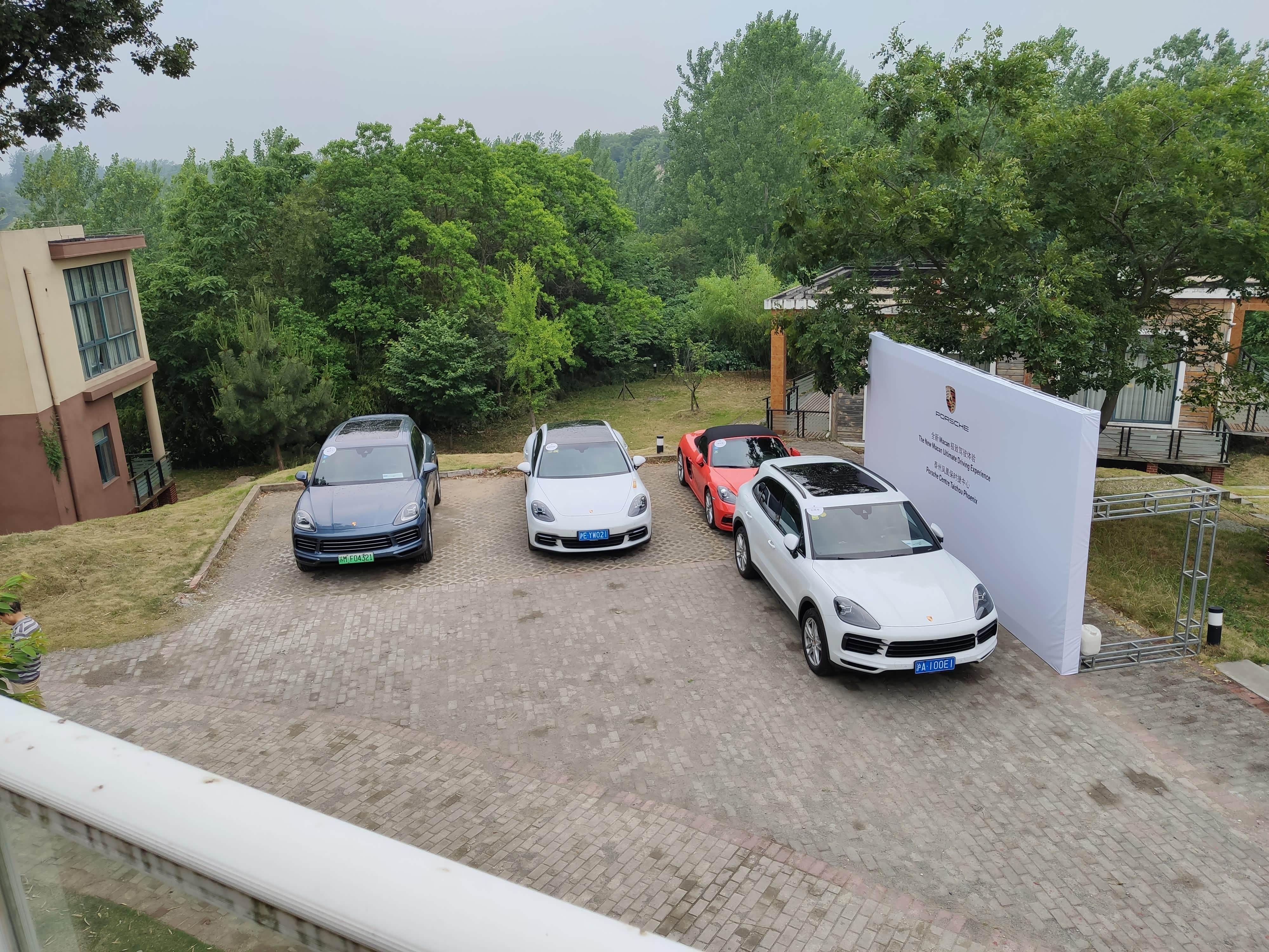 因为试驾的路段比较湿滑，为了行驶安全就没有拍照，下面具体讲一下两款车在轻度越野的表现。