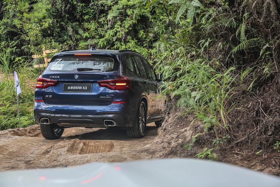 刚刚通过交叉轴路段的 X3