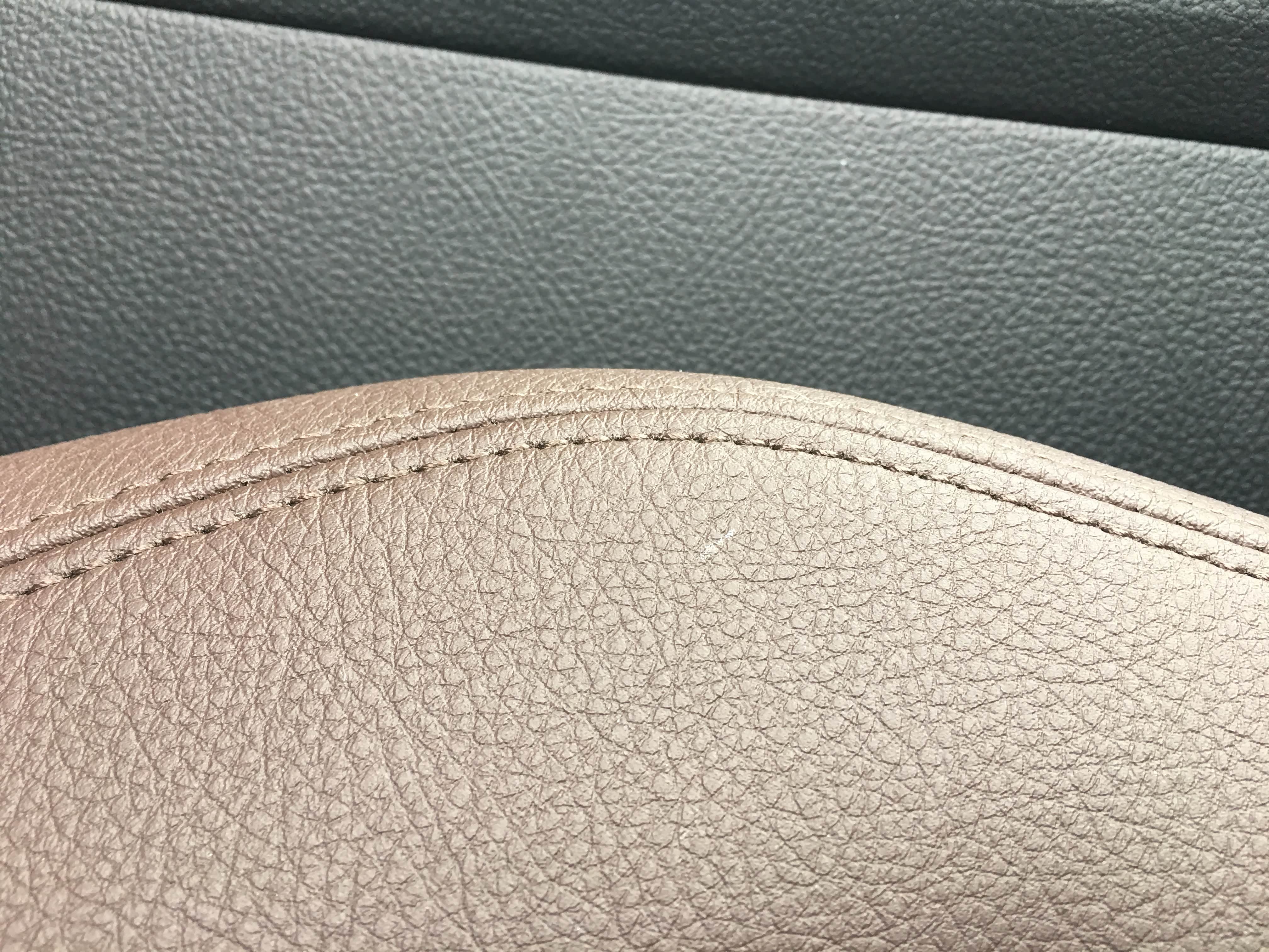 前排座椅材质细节，以及走线。走线的绗缝机据说要千把万一台？？