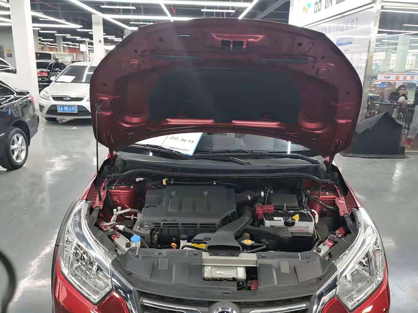 再看看发动机全貌，看起来不错。机盖隔音棉，发动机隔音罩，发动机舱干干净净，很喜欢