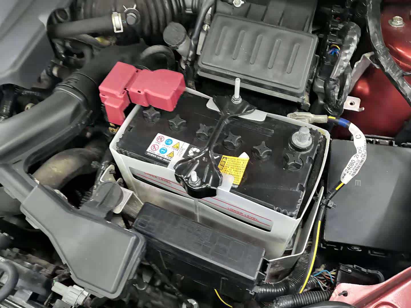 哎，这电瓶现在都没有了，作为15年的车子，但是有好处，可以维修